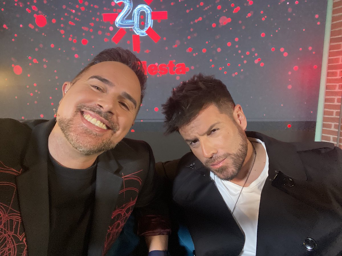dominguezja's tweet photo. Desde “Vi” hasta “Viba”. Todos sus temazos han sido n1 en el fiesta!! Siempre contigo @PabloLopezMusic !! #GalaDelFiesta20 https://t.co/AG4ru1Ealv