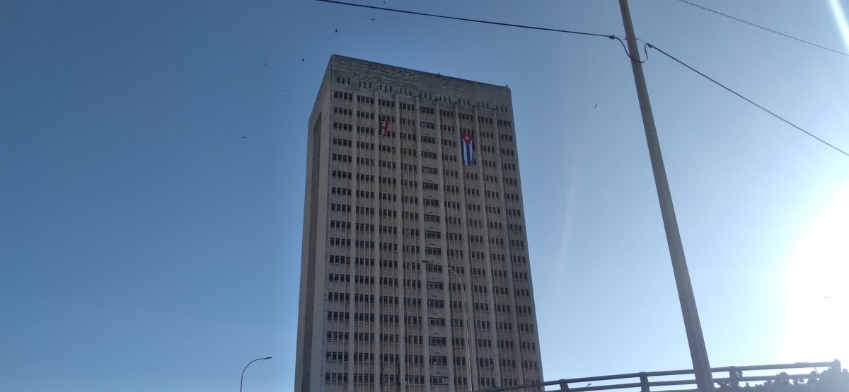 Buenas tardes La Habana, bella nuestra bandera  en el Hospital Hermanos Ameijeiras. 
#CubaVive