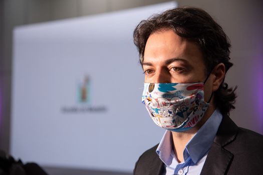 elespectador's tweet photo. “Las firma falsas, el odio y la corrupción del uribismo no pasarán”: Quintero https://t.co/nCEArompkz https://t.co/BnnmuTlmr7