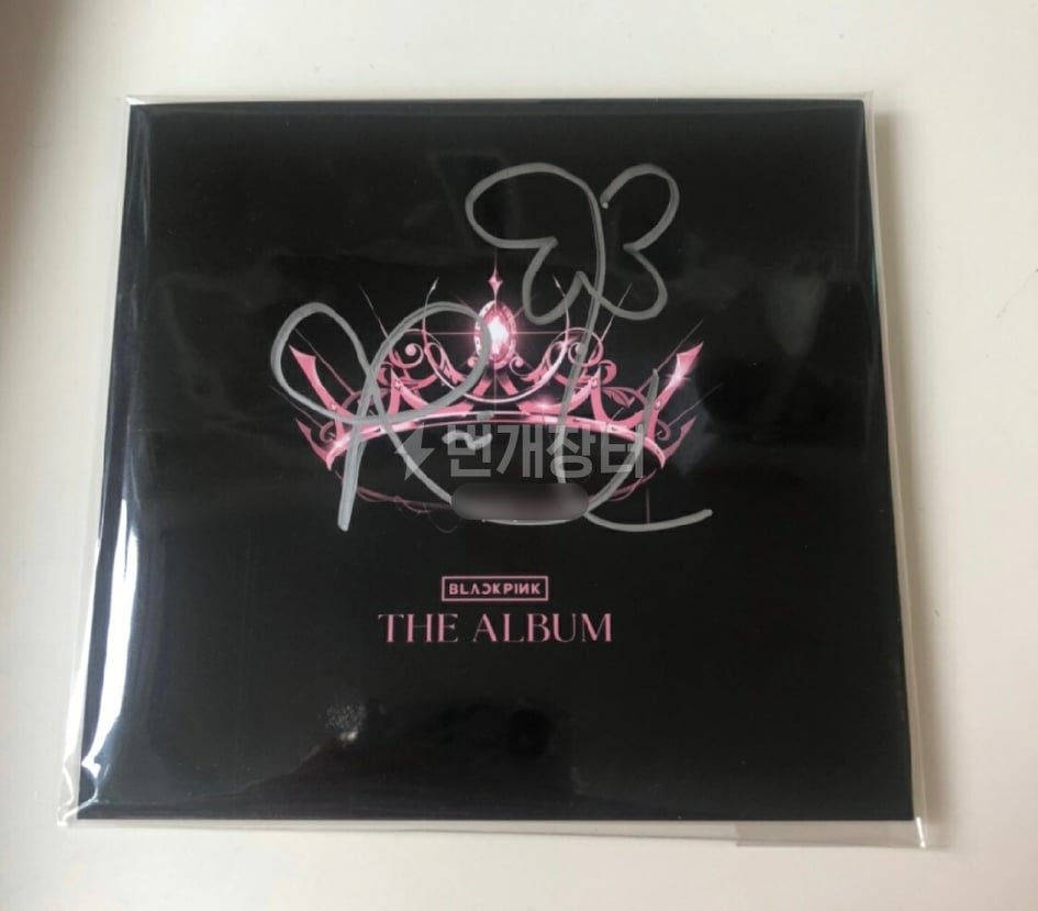 spmph_request's tweet photo. ❗️HELP RT❗️(Dec PASABUY-PAHANAP)
✨The Album with Rose autograph✨
⭕️1 slot
⭕️4,500
⭕️DOP: 2 weeks
⭕️ETA: 2-4 weeks after ship-out
Reply "Mine" to reserve
#SPMPHPASABUY https://t.co/iP3qFtnrCg