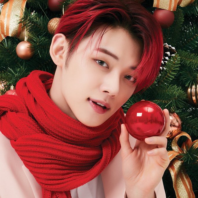 crying bc how did i miss the opportunity to make a holiday post where they were both holding red ornaments i found this yj pic after i already posted yesterday lol bye 😭