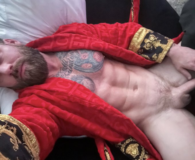 Joshua Hopkins - What my Sunday currently looks like. Come 💬 https://t.co/kgOK3MAwmq https://t.co/2PUwUgBCpG