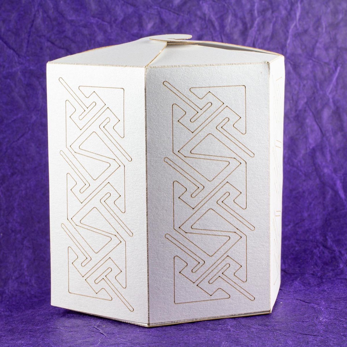 evermorian's tweet photo. I made a quick hexagonal gift box decorated with one of my Celtic key patterns for a holiday gift. I put the pattern for the plain box up (as a free download) on the Evermore Studio site, if you want to make one.

https://t.co/85fHoGVTSr https://t.co/VRrD9eIoL7