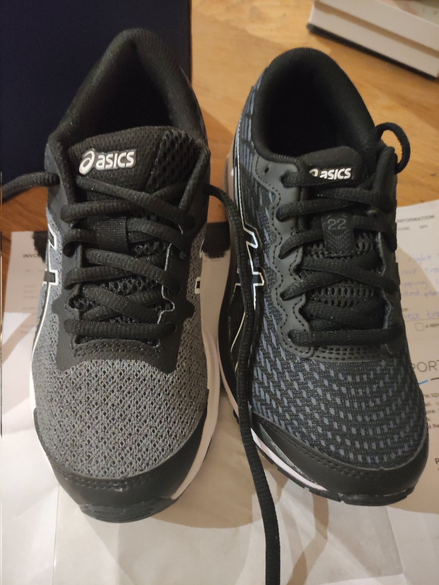 GreigReid1's tweet photo. @sportshoescom Hi, some fast talking was required when Santa delivered 2 odd trainers both for the right foot!! https://t.co/wKquSn4c3X