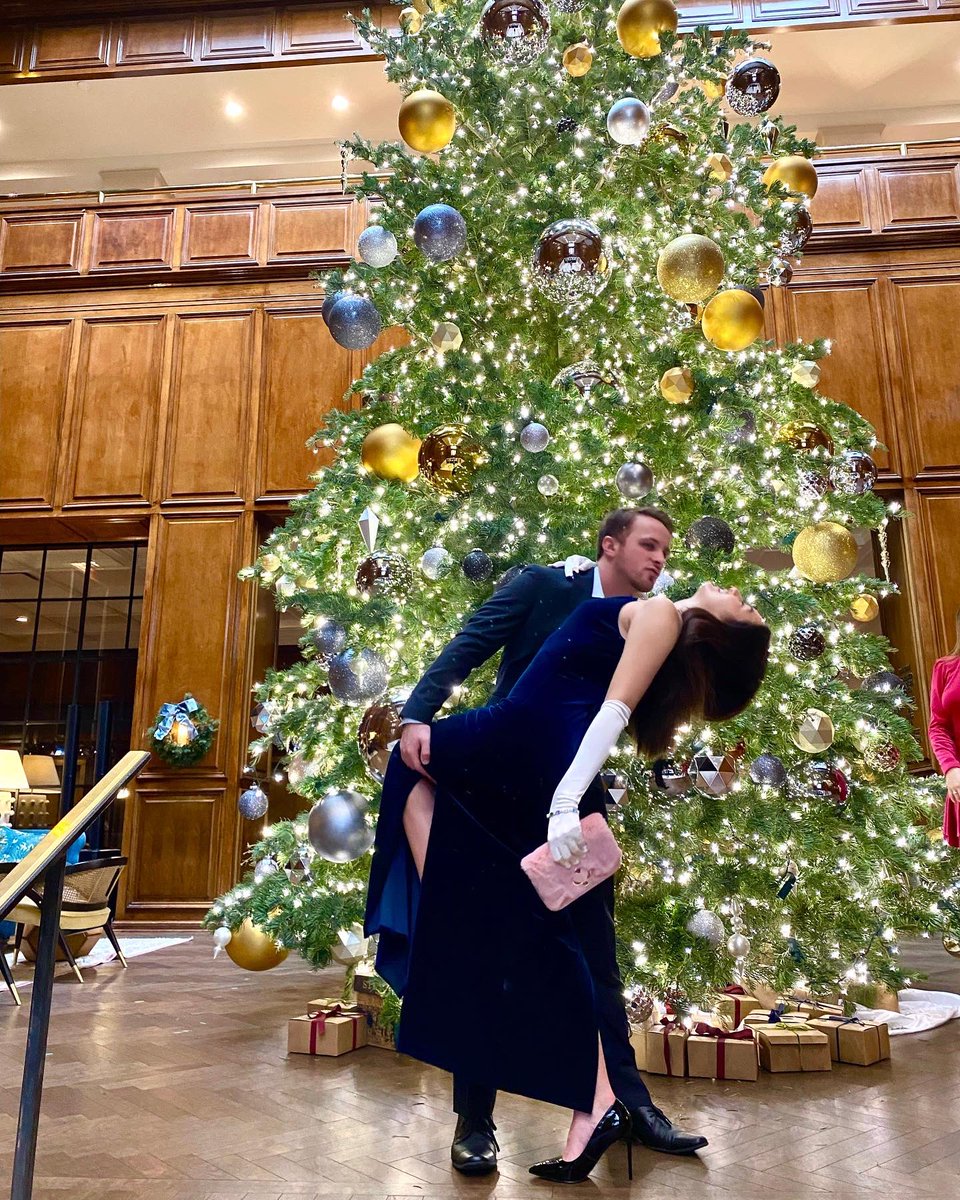 RealLaurenWixom's tweet image. Cute coup moment with @KryptonsKrypto 💚❤️ 

Comment below your fave 2021 holiday pic!