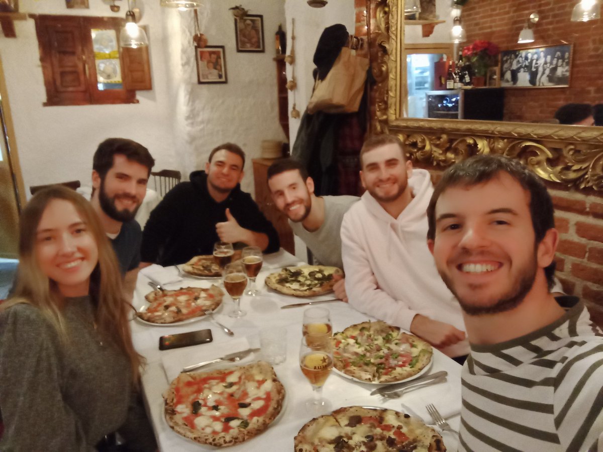 MiguelErrasti's tweet photo. Con mis colegas en el restaurante luna rosa, comiendo una pizza cojonuda https://t.co/xONAleHuGS