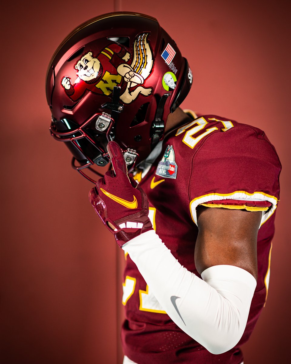 White Goldy Helmet: Gophers vs. Northwestern Uniform Combination