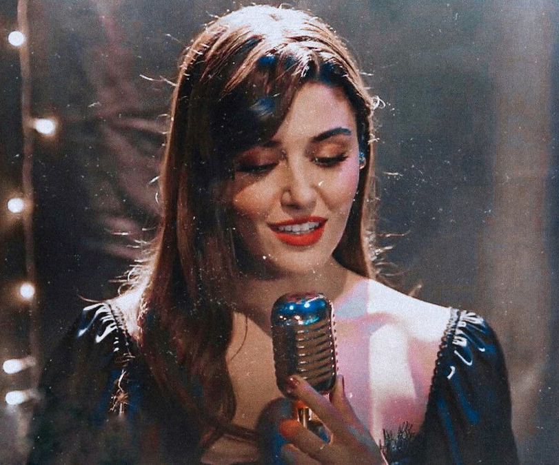 CatySophie's tweet photo. ✍️ AU EDSER //  "𝘗𝘖𝘙 𝘜𝘔 𝘐𝘕𝘚𝘛𝘈𝘕𝘛𝘌" ♥

- Eda é uma artista Pop internacional rodeada de dinheiro e fama; Serkan é um lutador de boxe, proprietário de um clube dedicado à modalidade e sonha atingir grandes competições.

Como será que as duas vidas se vão cruzar? https://t.co/T8YZ3eE5Nf