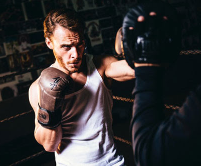 CatySophie's tweet photo. ✍️ AU EDSER //  "𝘗𝘖𝘙 𝘜𝘔 𝘐𝘕𝘚𝘛𝘈𝘕𝘛𝘌" ♥

- Eda é uma artista Pop internacional rodeada de dinheiro e fama; Serkan é um lutador de boxe, proprietário de um clube dedicado à modalidade e sonha atingir grandes competições.

Como será que as duas vidas se vão cruzar? https://t.co/T8YZ3eE5Nf