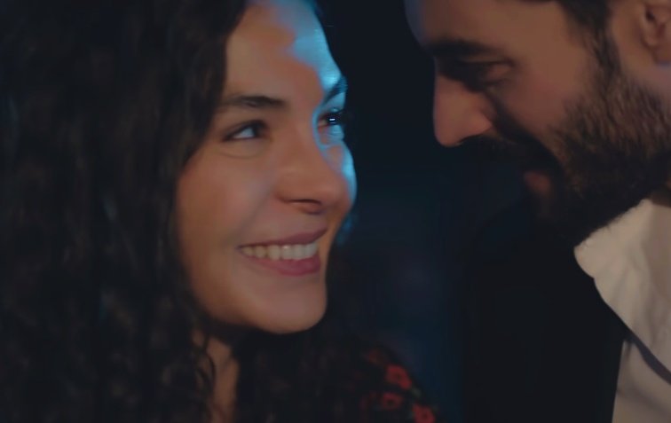 ağzının kenarı çiçek açmış sevgilim, güneş gülüşünden doğmuş. 💕💕

#ReyMir