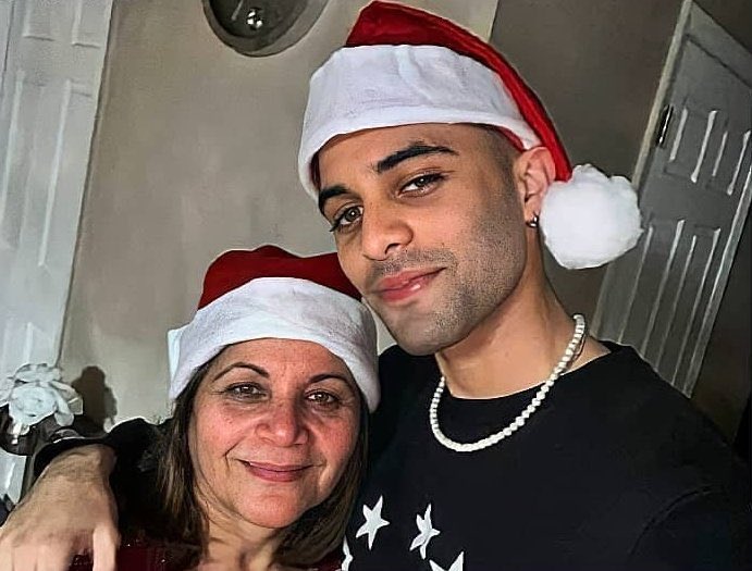 cncoupdatesbra's tweet photo. PRECIOSO 🥺

Erick com sua família no natal. https://t.co/lVTsOVHTmH