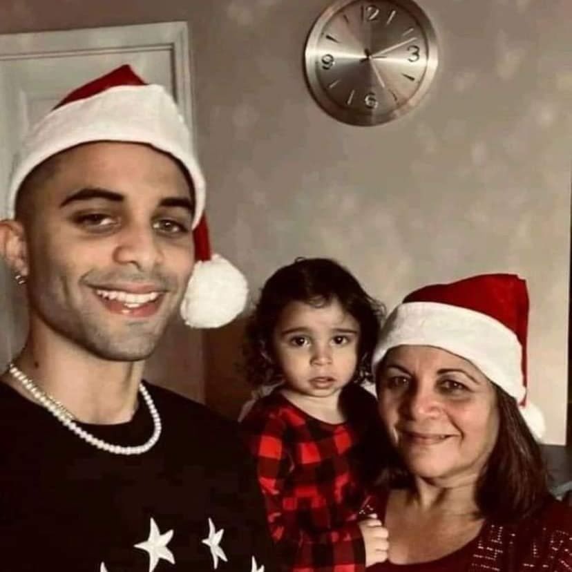 cncoupdatesbra's tweet photo. PRECIOSO 🥺

Erick com sua família no natal. https://t.co/lVTsOVHTmH