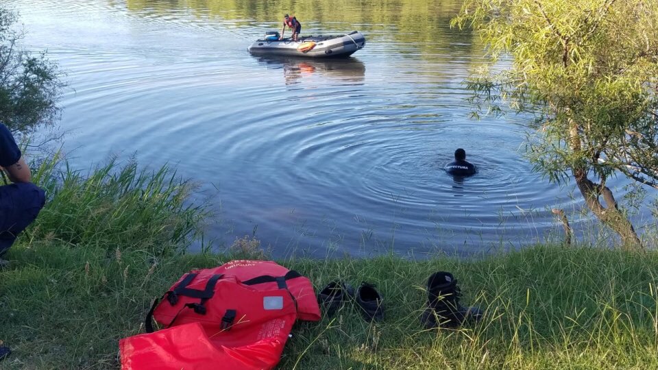 CronicasDiario's tweet photo. Personal de Prefectura y Bomberos Buscan a un joven en Aguas del Río Negro

https://t.co/h4ylUzYFld https://t.co/Dvb3HCZIPq