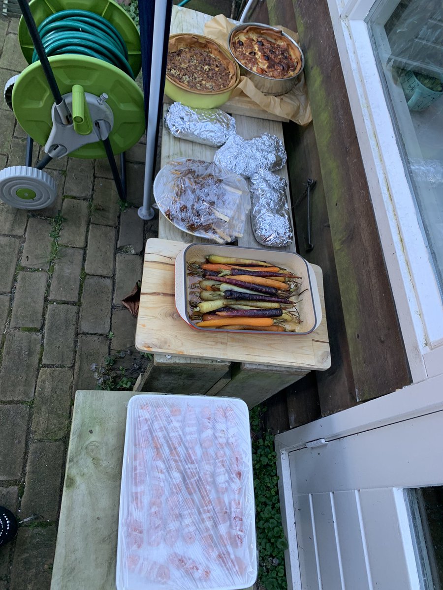 mepe176's tweet photo. @Jennekepenneke #Kerstbuffet in de tuin met schoonfamilie #coronaproof #hakenisfijn #huisvlijt #nutellakerstboom https://t.co/fanwQz3FXY