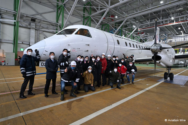 Aviation_Wire's tweet photo. HACのサーブ2号機、最終定期便後に社員が機体清掃と寄せ書き https://t.co/XA92cnSQ8b #HAC #SAAB340B #サーブ340B #JA02HC https://t.co/jKOmjjMl5P