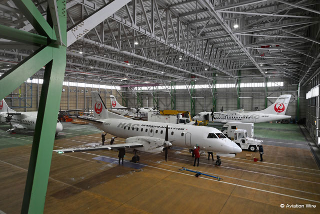 Aviation_Wire's tweet photo. HACのサーブ2号機、最終定期便後に社員が機体清掃と寄せ書き https://t.co/XA92cnSQ8b #HAC #SAAB340B #サーブ340B #JA02HC https://t.co/jKOmjjMl5P