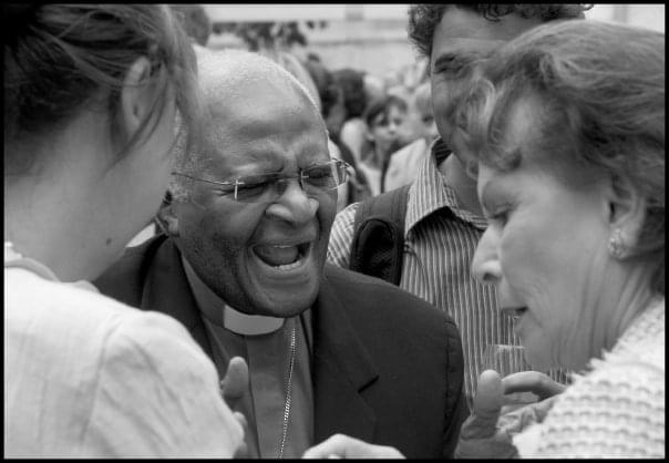 FlueckigerYves's tweet photo. Le 5 juin 2009, Desmond Tutu avait illuminé le DIes academicus du 450ème anniversaire de @UNIGEnews. RIP !
« Faites le bien par petits bouts, là où vous êtes, car ce sont tous ces petits bouts de bien, une fois assemblés, qui transforment le monde » https://t.co/zhsL8aMi7E