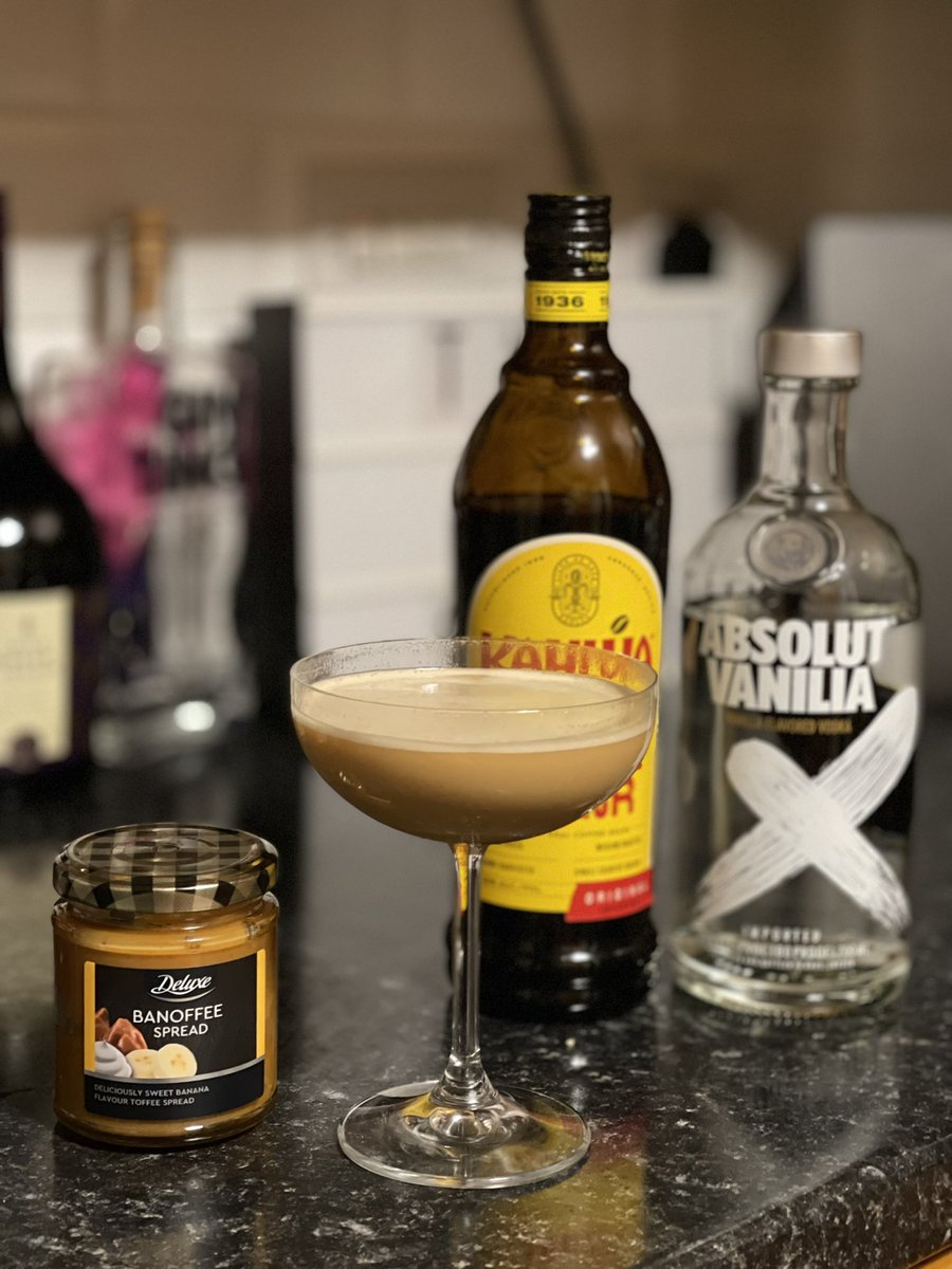 ladies, gentlemen and those of a non-binary nature, I present to you… 
the BANOFFEE MARTINI
🍸🍌