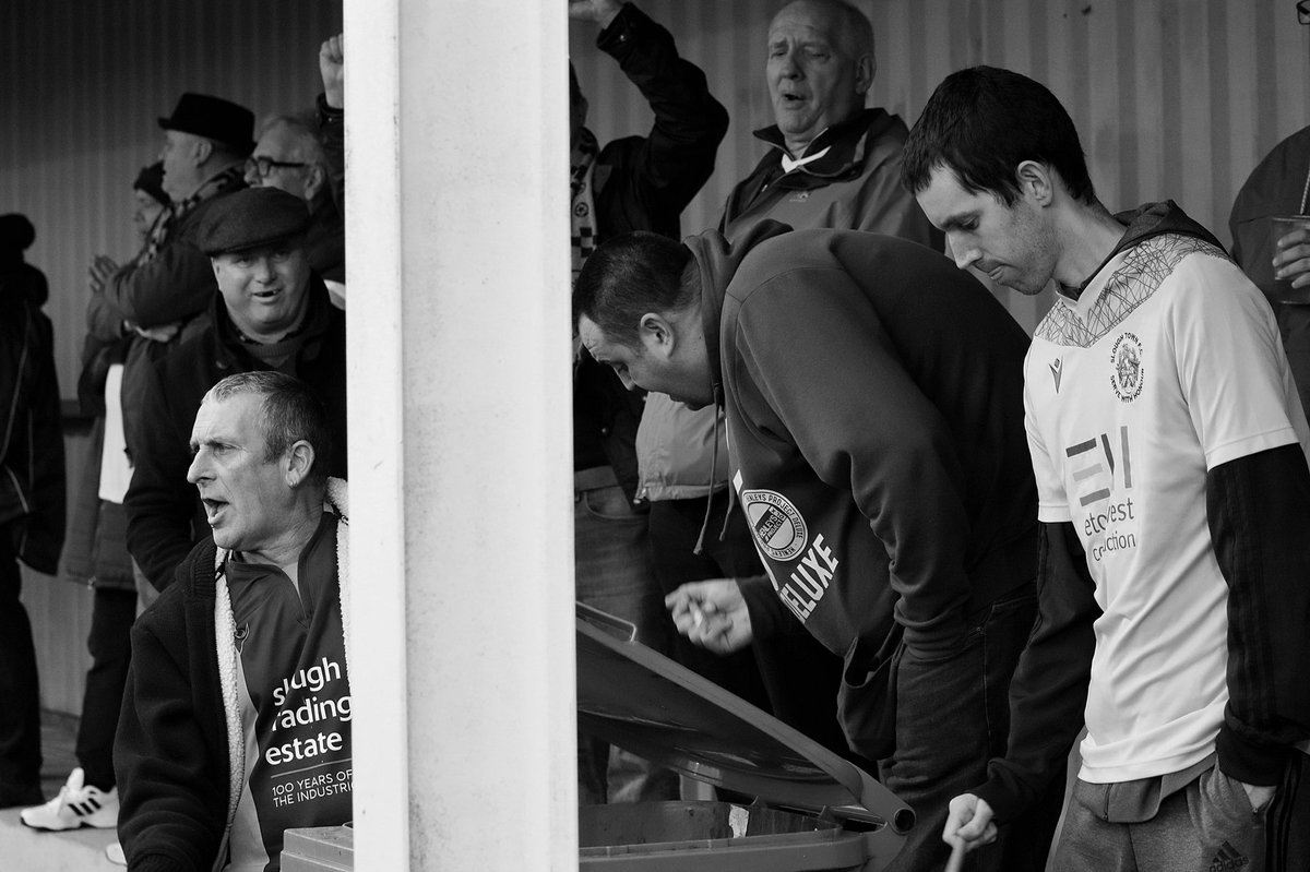 richardwatto's tweet photo. (b) 3-2 @OxCityFC v @sloughtownfc #BoxingDay #rebels #hoops #fanseyeview in B&W @OxfordCityFC @SloughTownFans @OCFCBR @SloughTownST @OxUtdExiles @SloughFanCam good ⚽️ afternoon had by all, HNY ! https://t.co/D5mYRO0VCj