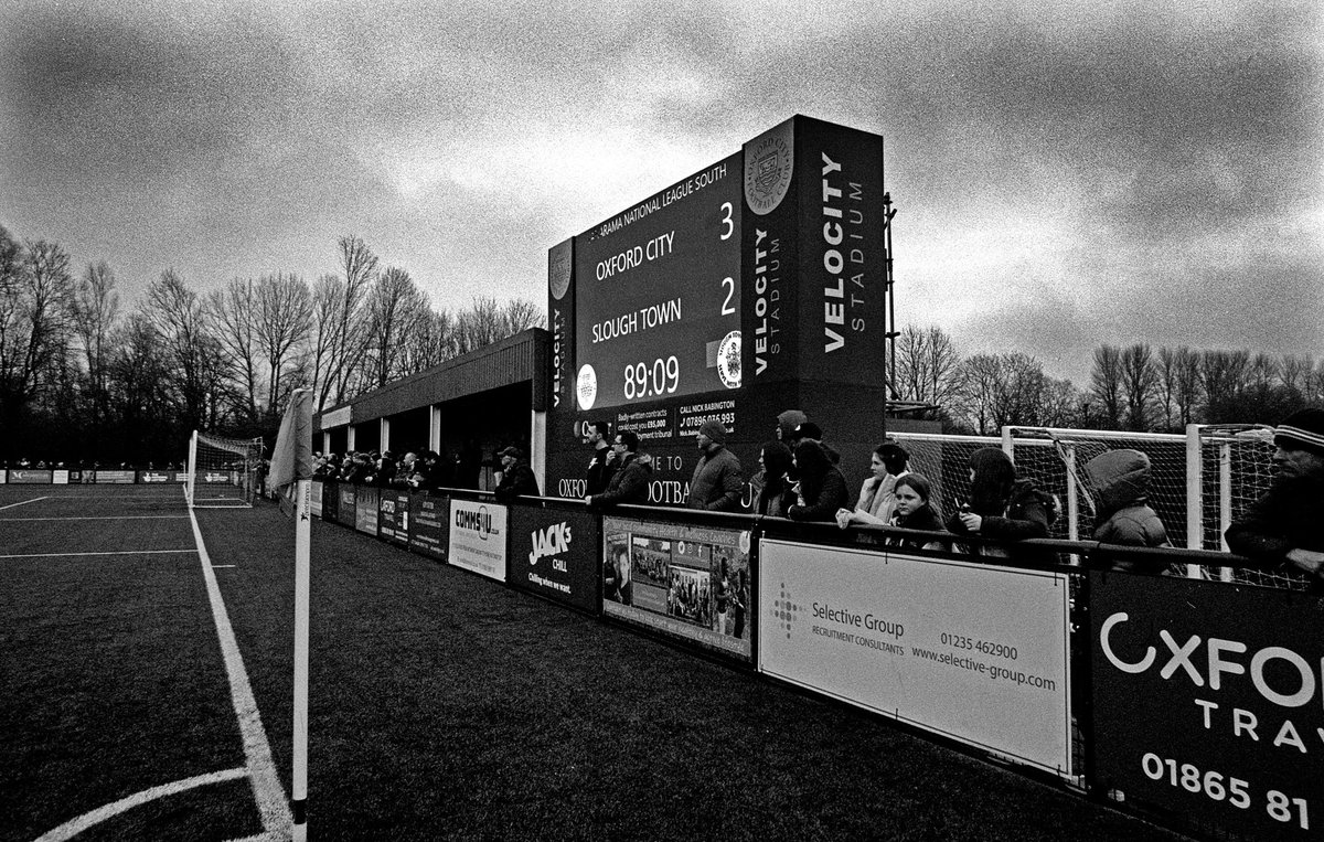 richardwatto's tweet photo. (a) 3-2 @OxCityFC v @sloughtownfc #BoxingDay #rebels #fanseyeview in B&W @OxfordCityFC @SloughTownFans @OCFCBR @SloughTownST @OxUtdExiles @SloughFanCam good ⚽️ afternoon had by all, apart from one idiot🤣#hoops https://t.co/SLnuQo1JLV