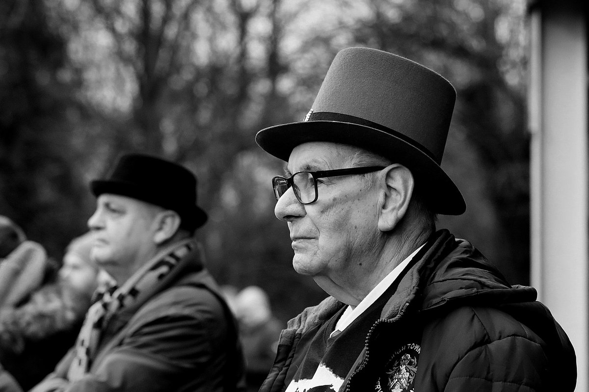 richardwatto's tweet photo. (a) 3-2 @OxCityFC v @sloughtownfc #BoxingDay #rebels #fanseyeview in B&W @OxfordCityFC @SloughTownFans @OCFCBR @SloughTownST @OxUtdExiles @SloughFanCam good ⚽️ afternoon had by all, apart from one idiot🤣#hoops https://t.co/SLnuQo1JLV