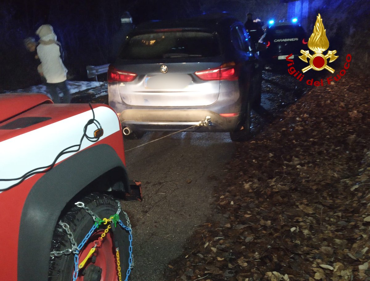 vvfveneto's tweet photo. #26dicembre 18:00 #Posina(VI), automobilista con due bambini e due donne bloccato da ghiaccio e neve sul passo della Borcola soccorsi dai #vigilidelfuoco intervenuti con due fuoristrada #soccorsiquotidiani https://t.co/mGdBDhYzVh