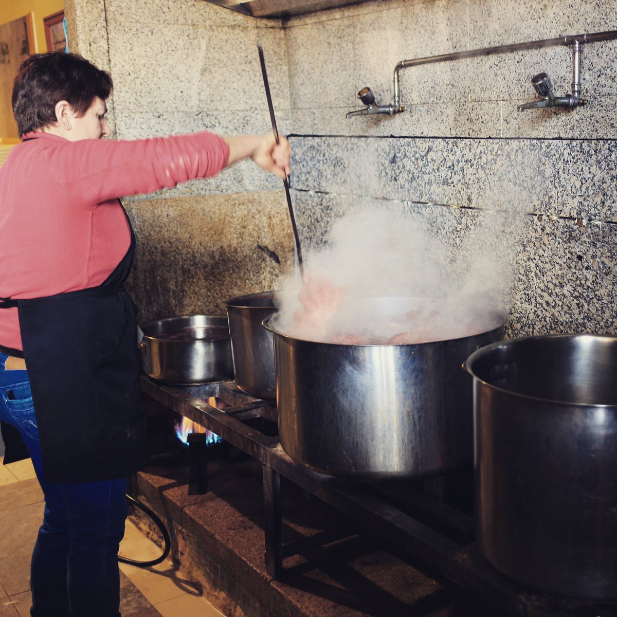 lib_peregrinos's tweet photo. Buen camino todos.
Camino Francés

📍Melide, Galicia, Spain

📷Boiling octopuses at the Pulpería Ezequiel

I wish you a happy holiday and a happy new year. ❤️❤️❤️

Memory of my #CaminodeSantiago
#caminofrancés #caminofrances #jacobsweg #bonchemin #buencamino #ultreia instagram https://t.co/1HTddh5lLW