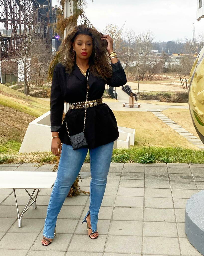 _stylekita's tweet photo. The best quote "Don't be into trends. Don't make fashion own you, but you decide what you are, what you want to express by the way you dress and the way to live." (it's the last slide facial expression)

Now let’s get into my fit, my high waisted, side split jeans have so mu… https://t.co/OSnEii16eD