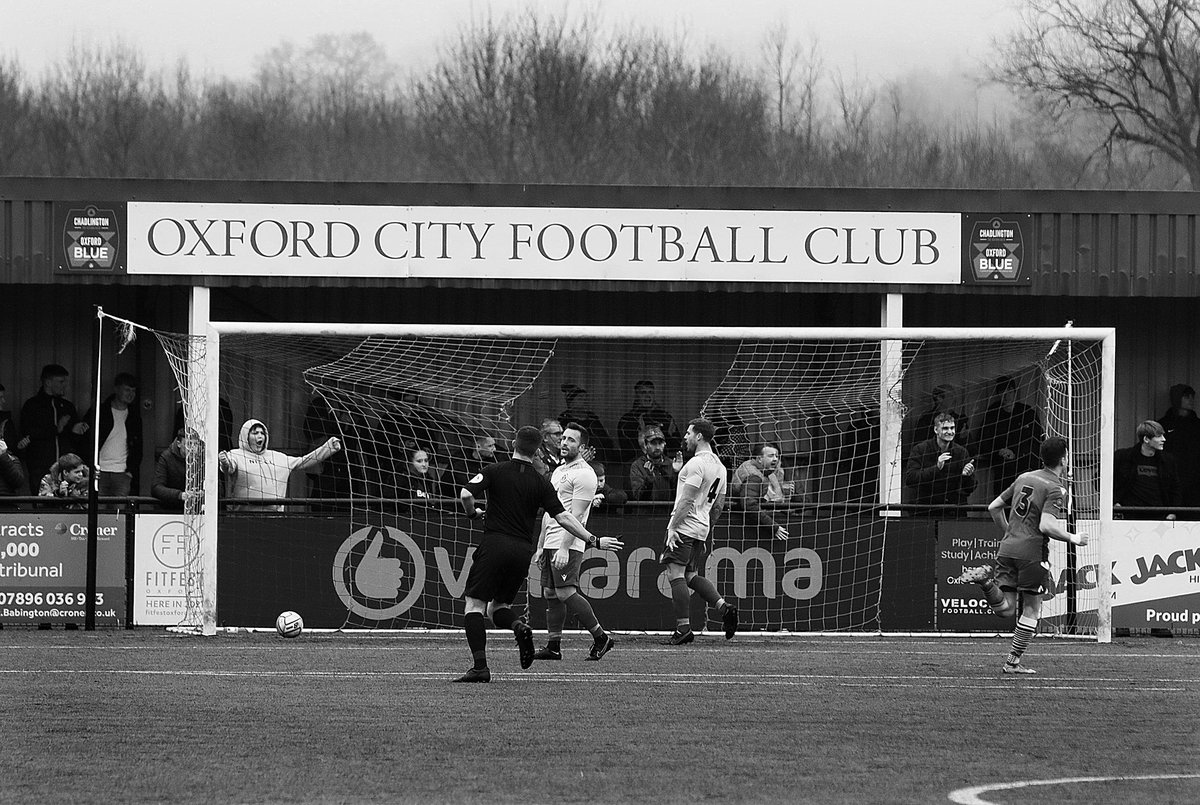 richardwatto's tweet photo. (c) 3-2 @OxCityFC v @sloughtownfc #BoxingDay #rebels #hoops #fanseyeview in B&W @OxfordCityFC @SloughTownFans @OCFCBR @SloughTownST @OxUtdExiles @SloughFanCam good ⚽️ afternoon had by all, HNY ! https://t.co/CGCQXhffcp