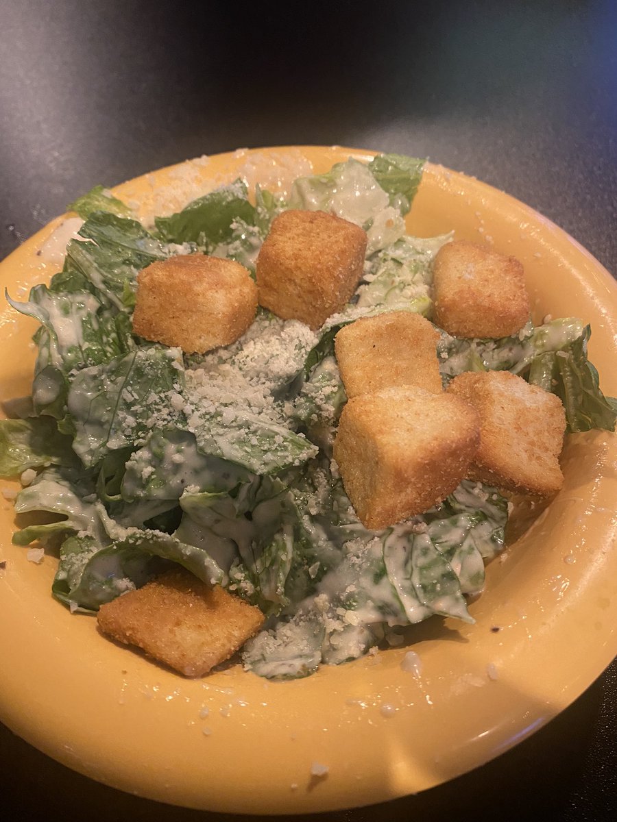 cincygreghoodin's tweet image. #sundayslice in #macover form with a salad for balance #sundayincincy #sundaydinner #dinelocal