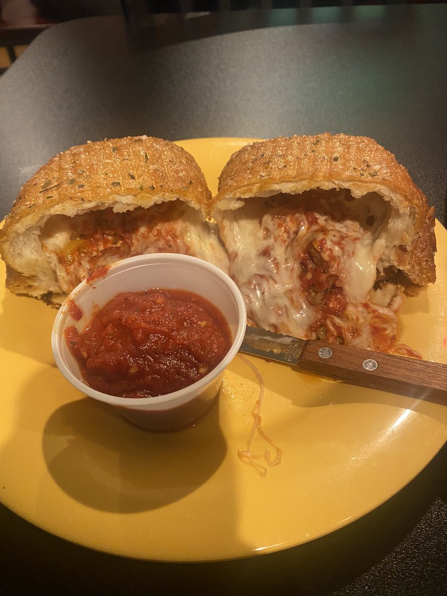 cincygreghoodin's tweet image. #sundayslice in #macover form with a salad for balance #sundayincincy #sundaydinner #dinelocal