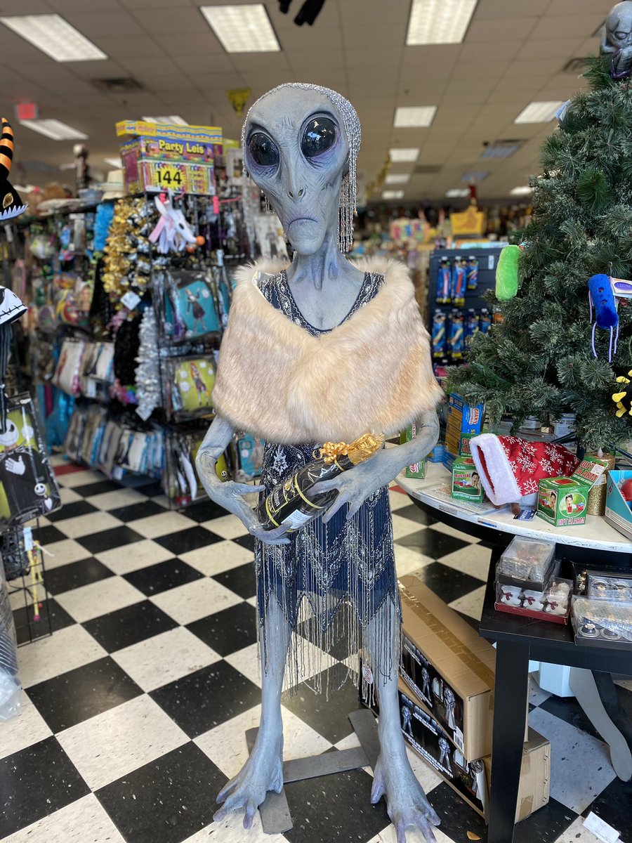 FreakyFindz's tweet photo. Stop by #FreakyFindz for all your  #NewYear2022 needs! From classic decorations to fun costumes for theme parties, FF has your back! 🍾✨ https://t.co/anWZmSqK1z