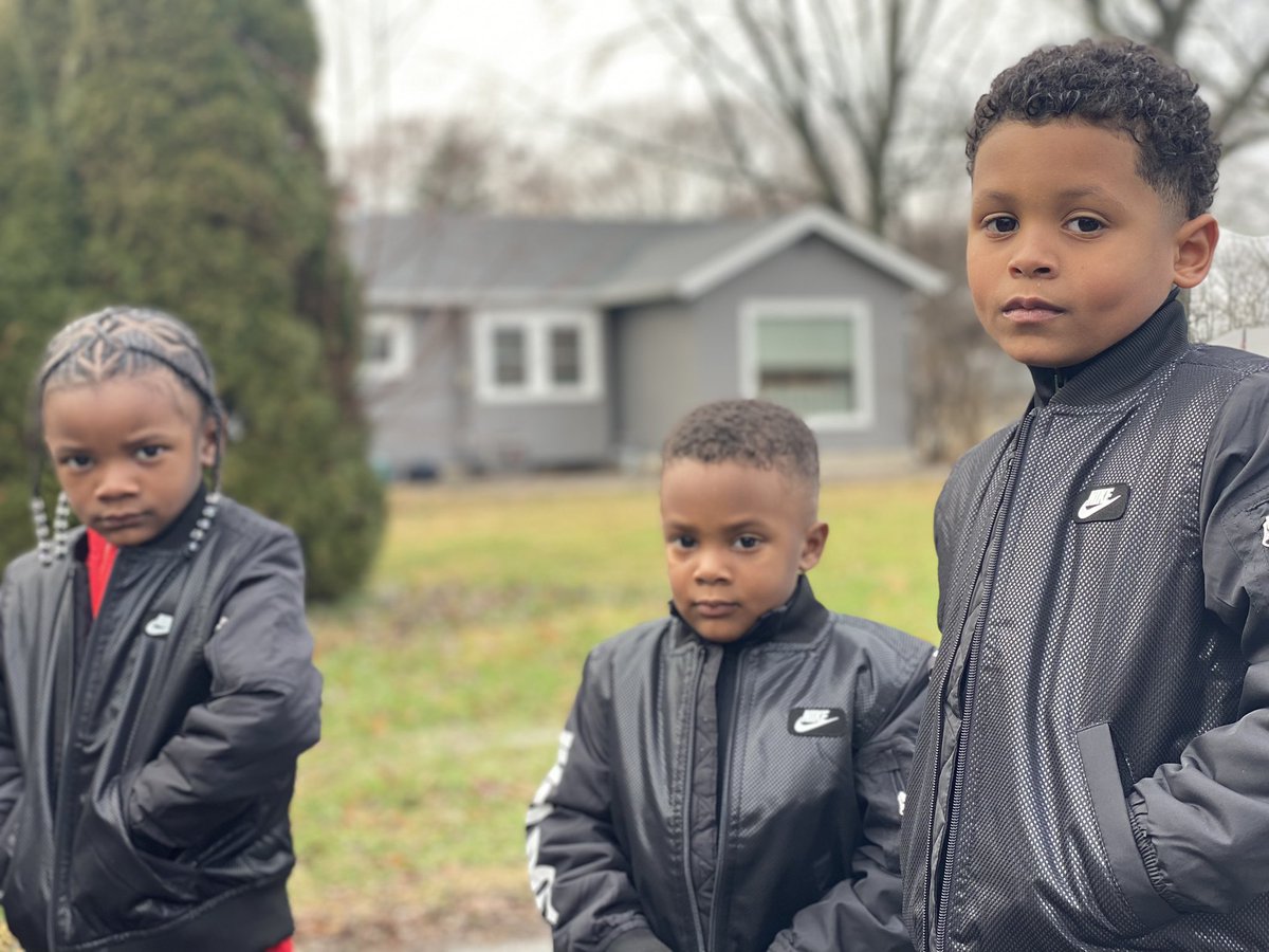 iamtgifree's tweet photo. HAPPY HOLIDAYS FROM THE FREEMAN BOYS๐ช๐พ๐ช๐พ #UvT #TGIFREE https://t.co/K7OOjA1F6B