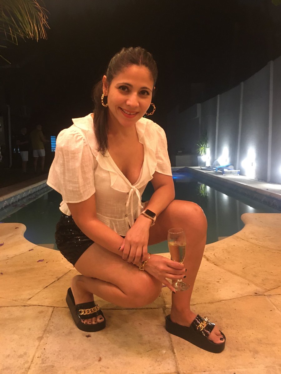 chicadelantifaz's tweet photo. Un brindis y a la pile!!!! https://t.co/I9WlyzmCL0
