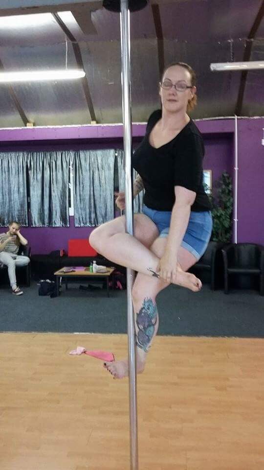 chantalgriffin9's tweet photo. A few more weeks and I AM going back to pole. Not been in years but I need to get back to it a drop weight again, for myself as some cosplay plans #keepthecurves #pushmyself #cosplayplans https://t.co/58vANxajIH