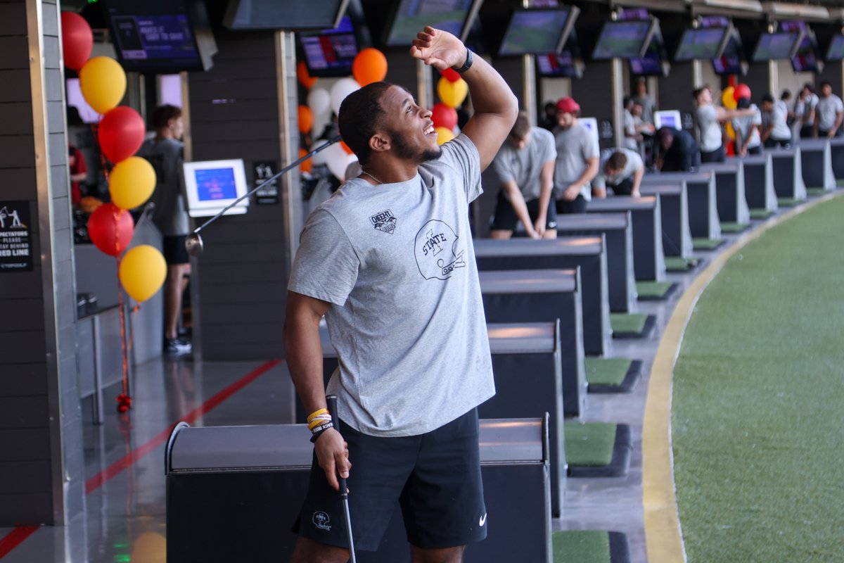 PopTartsBowl's tweet photo. A tee-rific afternoon at Topgolf with @CycloneFB! #CheezItBowl https://t.co/STrHfwHCr4