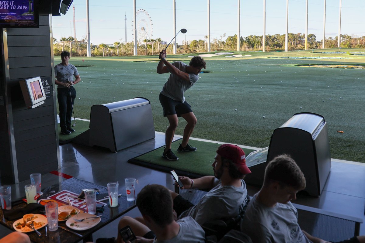 PopTartsBowl's tweet photo. A tee-rific afternoon at Topgolf with @CycloneFB! #CheezItBowl https://t.co/STrHfwHCr4