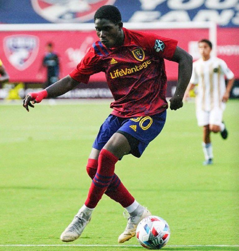 CruyffBolso's tweet photo. 🚨 ULTIMA HORA 🚨

Pablo Repetto pidio a la directiva comprar el 100% de la ficha de Victor Escarapela (🇪🇨)
Recibio una respuesta negativa: “La ficha de Victor es cara pela” https://t.co/cUs7f3toep