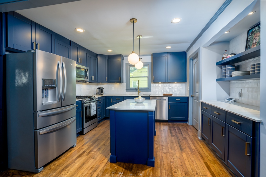 CCFFcompany's tweet photo. Blue, blue, and MORE blue! π We love how bold this client chose to go, and there are no regrets!
#creativecabinetsff #creativecabinets #kitchenandbath #refinishing #remodeling #refacing #marietta #ccff #home #design
#bluecabinets #openshelves #paintedkitchen https://t.co/9MepsQmlNr