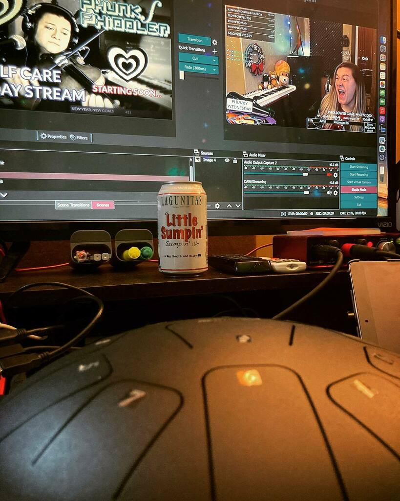 PhunkPhiddler's tweet photo. Getting a little sumpinโ started here soon. ๐ถ๐ Really chilllll Sunday violin vibes, perhaps some kalimba and post Christmas songs if requested! https://t.co/zz11HbnZIq ๐๐ถ
#streamlinkinbio #sundaystream #sundaystreaming #postchristmasvibes #phunkphiddโฆ https://t.co/TXGkM5Df0p https://t.co/RDY7EAbRJA