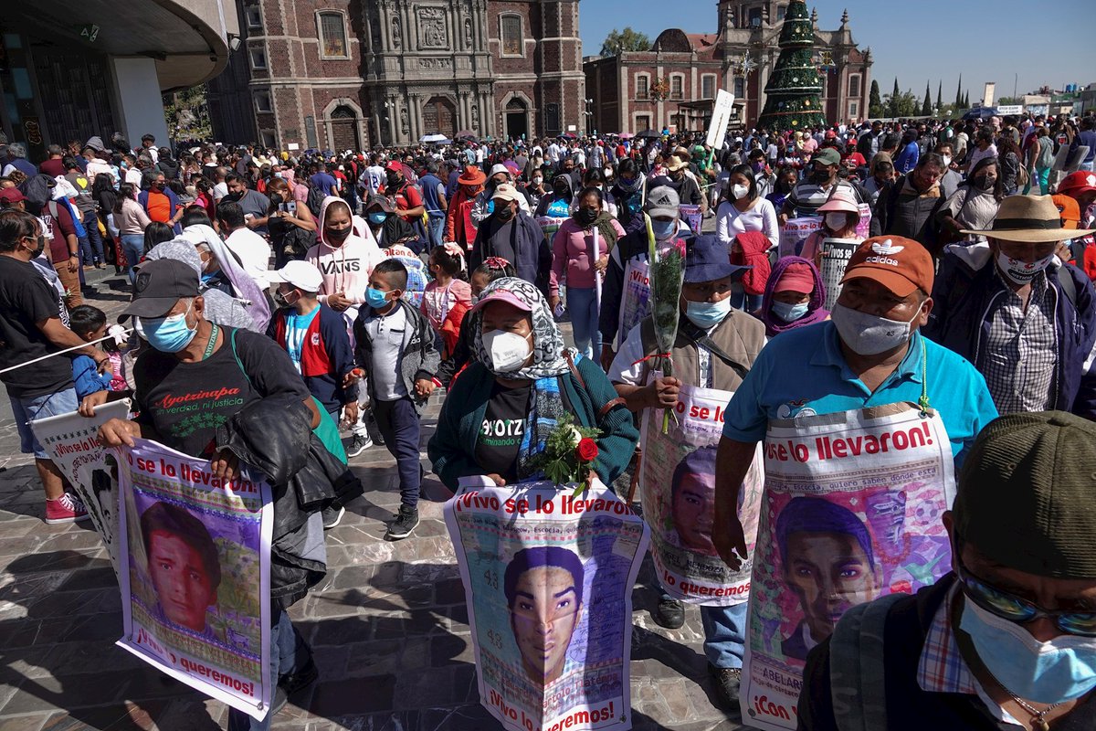 lopezdoriga's tweet photo. Cientos de activistas y familiares de los 43 normalistas de Ayotzinapa protestaron en la Basílica de Guadalupe, donde oraron por el fin de la impunidad al cumplirse 87 meses de los hechos

https://t.co/FMbbfedejS https://t.co/MLXpE0yOPL