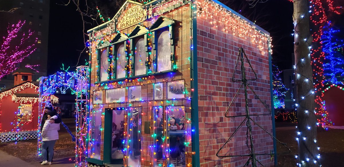 PokoTraveler's tweet photo. Happy Holidays! We visited Ogden's Christmas Village yesterday evening, and it was full of cottages that had very festive window diaplays. @OgdenCityUtah @VisitOgden. Check out the full video here 🎅🎄☃️: https://t.co/qKq3KB4zE7 https://t.co/ZFxOy7rNqT