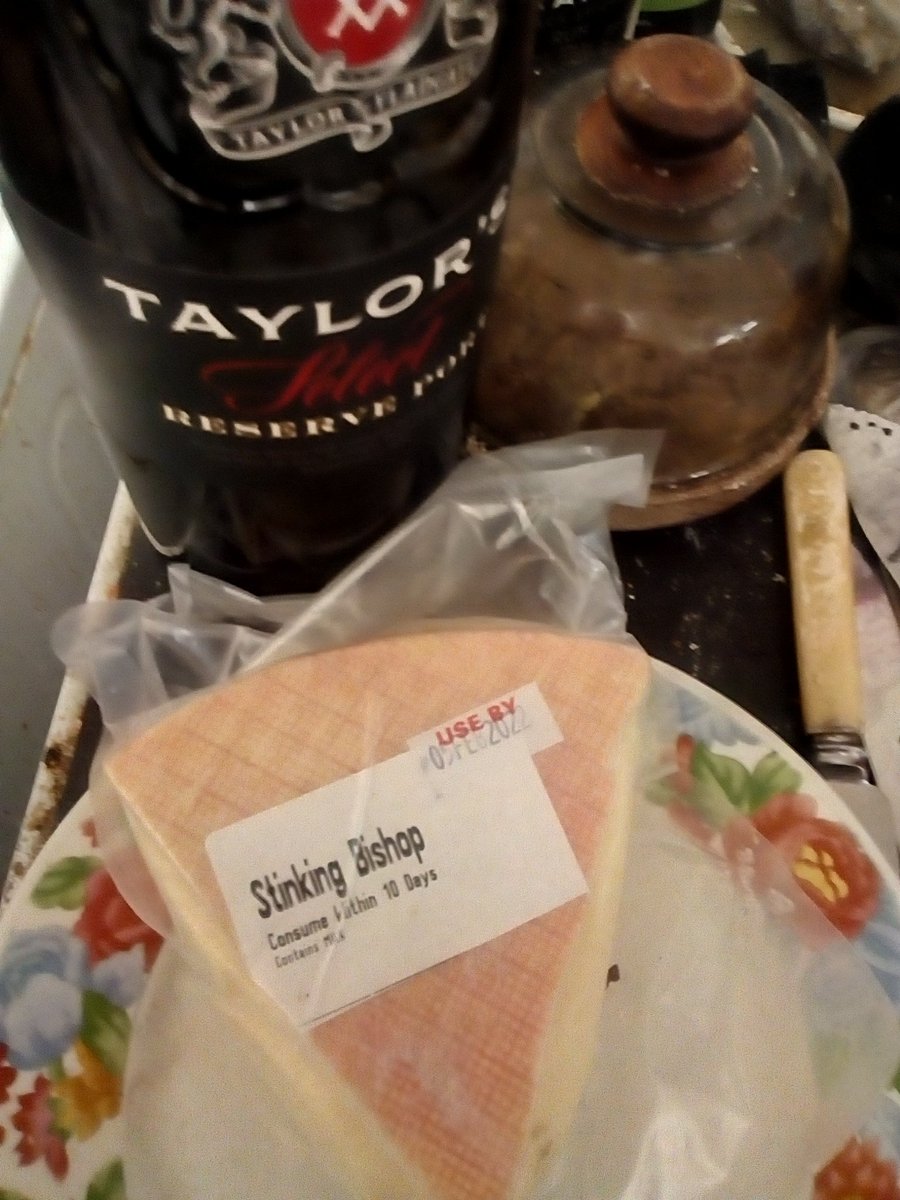 HubertHobux's tweet photo. It's late.. but his lordship the #StinkingBishop is joining me for supper; with Mr Taylor's special reserve port for company too; feels like Xmas Eve for me as tomorrow will be my first day of yuletide OFF! (crackers will be involved; the edible crumbly ones, not the novelties) https://t.co/XxI3Oal5iq