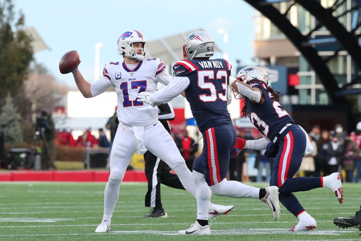 BetweenTheNums's tweet photo. Players to have 34+ Passing TD &amp; 4000+ Passing Yards in back-to-back seasons (NFL History):

Josh Allen (2020-21)
Tom Brady (2020-21, 2011-12)
Drew Brees (2008-09, 2011-13)
Peyton Manning (2012-14)
Aaron Rodgers (2011-12) https://t.co/H0LxJKwL38