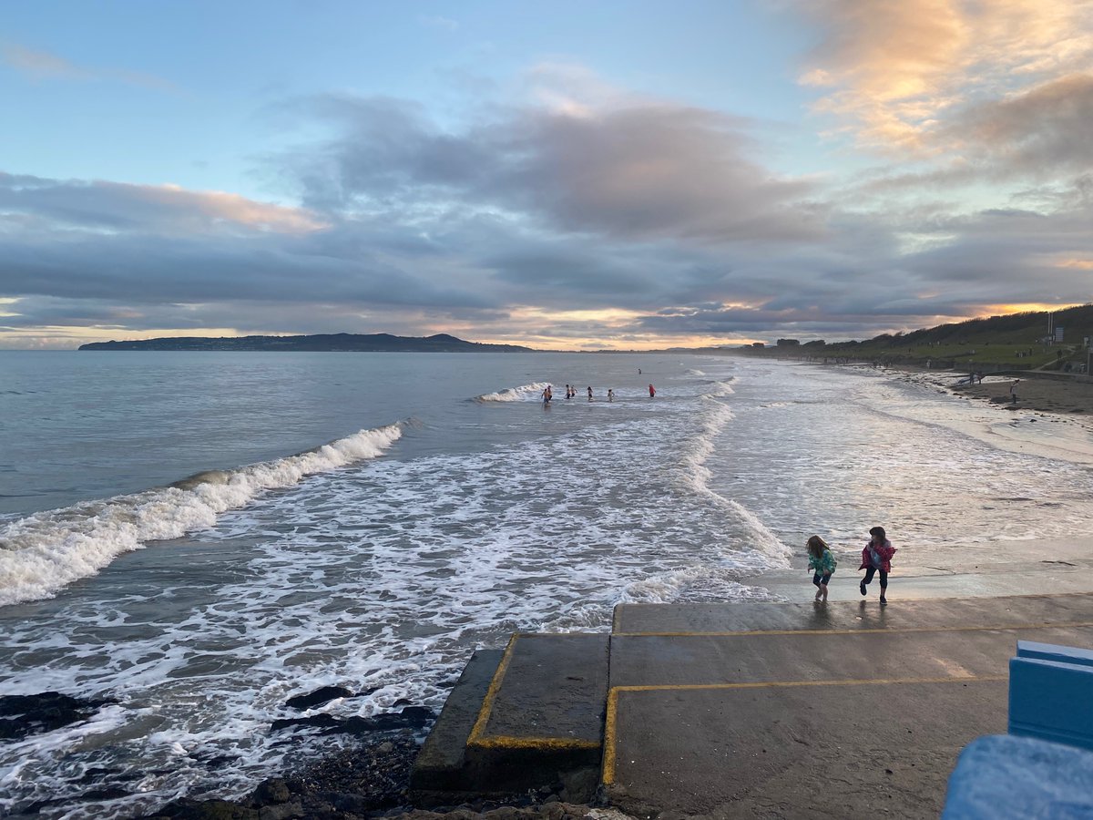 leesonl's tweet photo. Day 360 - a lovely serendipitous walk in Portmarnock with Joanne O'Sullivan &amp; Zuki and a dip in the sea. The Christmas pressie sea gloves &amp; booties got a grand outing ❤️🎄❤️ #RaysMarathonChallenge https://t.co/sdre1EgrZU