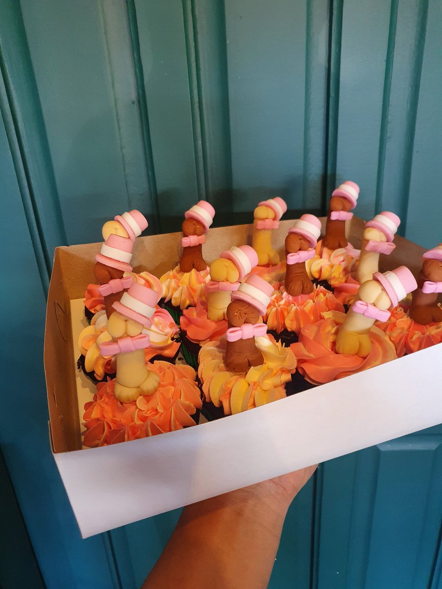 justbakecoz's tweet image. The boss and the gentlemen - another bridal shower themed cake and cupcake to spice up your event. 

#BooToeCake #BooToeCupcake #justbakecoz #foodiesofinstagram #Baguio #HIGHLANDWedding #BaguioBaker #cakes #WeddingsByjustBAKEcoz #fyp #weddingsuppliersphillipines #weddingcake