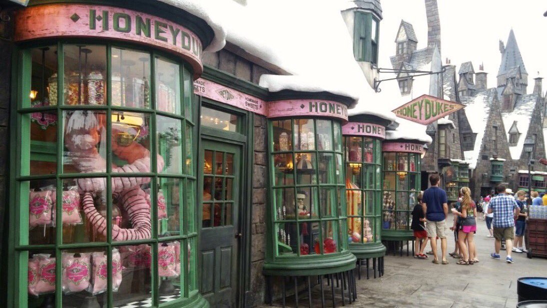 HPotterUniverse's tweet photo. Honeydukes 🍭🍬🍫 https://t.co/1RdpnbcO2u