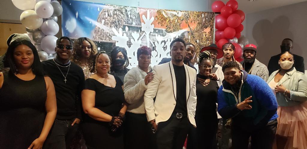 ARTSINGZ's tweet image. First of many. Glad to be a part of a dope production and team.Here are a few pics from the premier of #adiamondholiday movie.Thanks to all who supported.  #happyholidays and I hope you all had a #merrychristmas #rockstar #art #artist #actor #singersongwriter