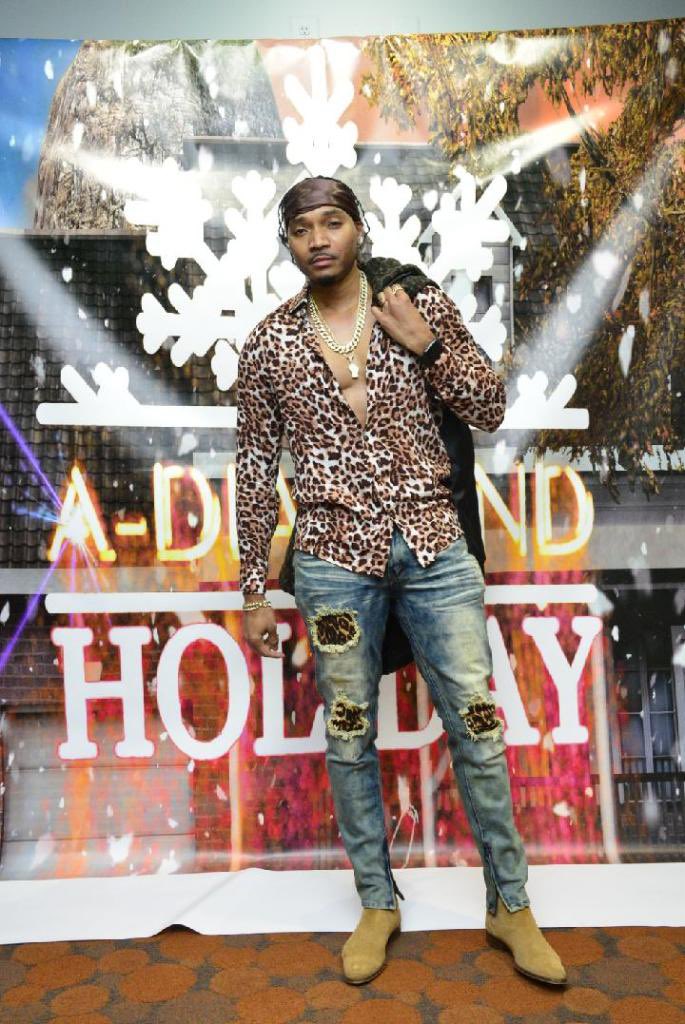 ARTSINGZ's tweet image. First of many. Glad to be a part of a dope production and team.Here are a few pics from the premier of #adiamondholiday movie.Thanks to all who supported.  #happyholidays and I hope you all had a #merrychristmas #rockstar #art #artist #actor #singersongwriter