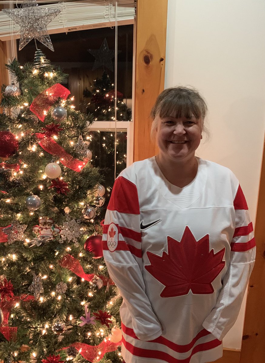MamaDoutre's tweet photo. 🎶It’s the most wonderful time of the year🎶
#WorldJuniors #ChristmasTradition #IIHFWorldJuniorChampionship2022 https://t.co/6aQ8g6UwbA